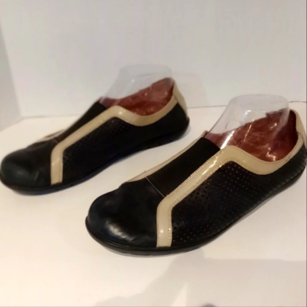 WONDERS ”MÁS AMOR POR FAVOR” PERFORATED LEATHER‎ FLATS Sz. 11 -11.5
